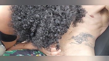 Foda no carro em uma rua em durante o dia