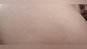 Foda no carro em uma rua em durante o dia