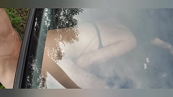 Foda no carro em uma rua em durante o dia