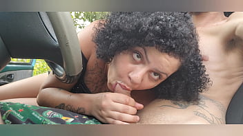 Foda no carro em uma rua em durante o dia