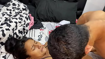 A ver que jeison esta sola en casa le saco toda su leche com mi boca muy rico