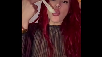 La madura usa traje de enfermera para seducir a su hijastro