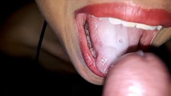 Mamada de hermanastra con mucha leche en la boca