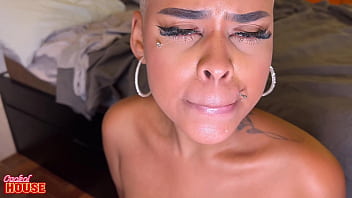 Essa namorada safada adora sexo grupal e o namorado dela sabe bem