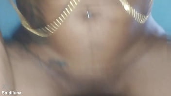 Esposa bebendo todo leitinho do corno