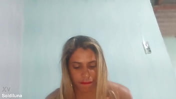 Esposa bebendo todo leitinho do corno