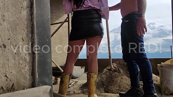 Soy una ingeniera que me gusta pagarle a mis obreros con sexo de vez en cuando le pago al maestro de obra con buen sexo