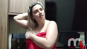 Casada gostosa chama os amigos do corno e fode com eles na cama do casal corno nao aguenta e goza junto