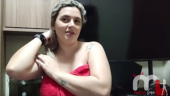 Casada gostosa chama os amigos do corno e fode com eles na cama do casal corno nao aguenta e goza junto