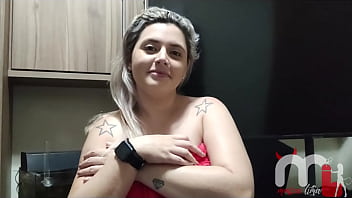 Casada gostosa chama os amigos do corno e fode com eles na cama do casal corno nao aguenta e goza junto