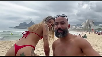 Ela ficou com tesão na praia e arrebentei o cuzinho dela