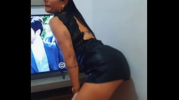 Senara barros rebolando com short de couro
