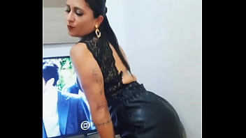 Senara Barros Rebolando Com Short De Couro thumbnail