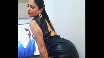 Senara barros rebolando com short de couro