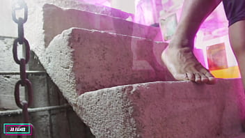 Comi uma safada no porão abandonado