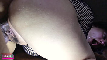 Comi uma safada no porão abandonado