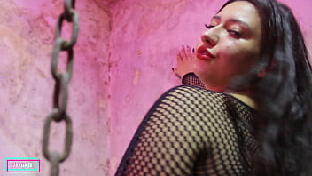 Comi uma safada no porão abandonado