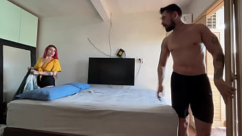 Deixei a porta aberta e a vizinha espiou bem na hora do anal