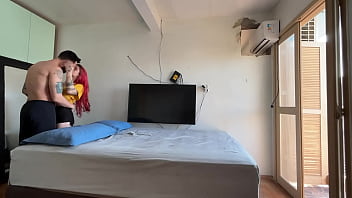 Deixei a porta aberta e a vizinha espiou bem na hora do anal