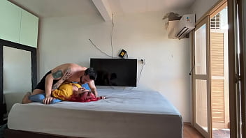 Deixei a porta aberta e a vizinha espiou bem na hora do anal