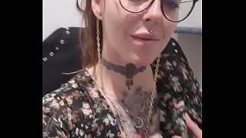 Un lundi très coquin à mon bureau tu veut voir comme je passe mon temps