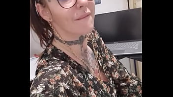 Un lundi très coquin à mon bureau tu veut voir comme je passe mon temps