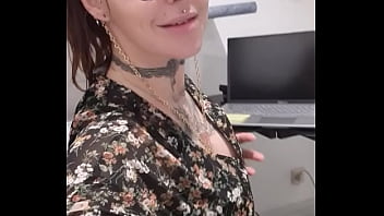 Un lundi très coquin à mon bureau tu veut voir comme je passe mon temps