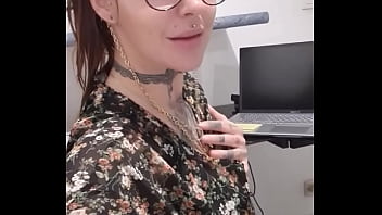 Un lundi très coquin à mon bureau tu veut voir comme je passe mon temps