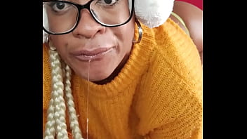 Putinha latina engolindo dildo