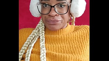 Putinha latina engolindo dildo