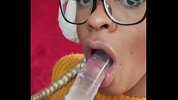 Putinha latina engolindo dildo