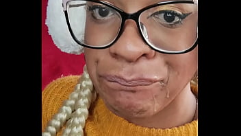 Putinha latina engolindo dildo