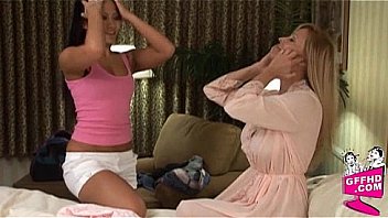 Girls Having Fun 0493 thumbnail