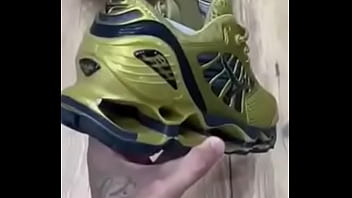 Com esse tênis você fode com tudo para mais informações me chame no chat temos outros diversos modelos e todos com garantia