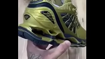 Com esse tênis você fode com tudo para mais informações me chame no chat temos outros diversos modelos e todos com garantia