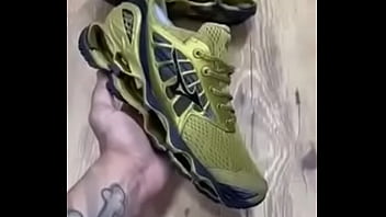 Com esse tênis você fode com tudo para mais informações me chame no chat temos outros diversos modelos e todos com garantia