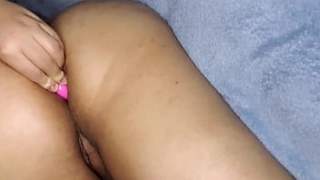 Tubo grosso na bucetinha e brincando com o cuzinho parte final