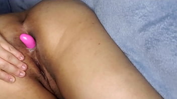 Tubo grosso na bucetinha e brincando com o cuzinho parte final