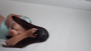 Colegiala 18 comparte cama conmigo la mejor cogida de culona con tetas perfectas no para de gemir