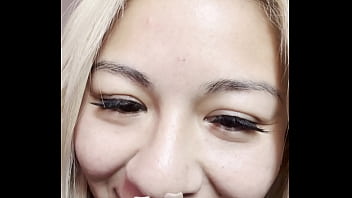 Vecino me mira masturbándome frente a la ventana