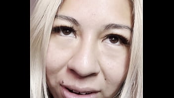 Vecino me mira masturbándome frente a la ventana