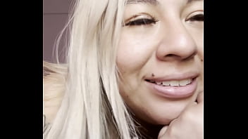 Vecino me mira masturbándome frente a la ventana