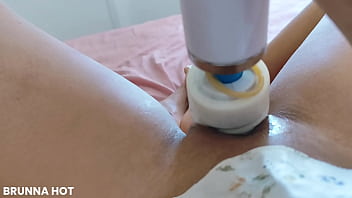 Mulher pelada gozando de tesão na segunda feira de manhã