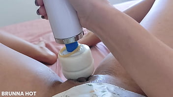 Mulher pelada gozando de tesão na segunda feira de manhã