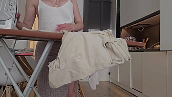 ¡joven madrastra plancha la ropa de su marido y juega con la jugosa polla de su hijastro