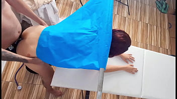 Ginecologista faz paciente gozar no exame