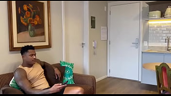 Instiguei meu namorado negão a parar de olhar tv e vir comer o meu cuzinho