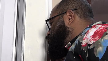 Comeu a esposa depois viu a enteada no banheiro