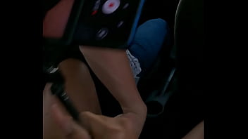 Ella bien caliente atras mientras el maneja y le mete los dedos