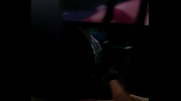 Ella bien caliente atras mientras el maneja y le mete los dedos